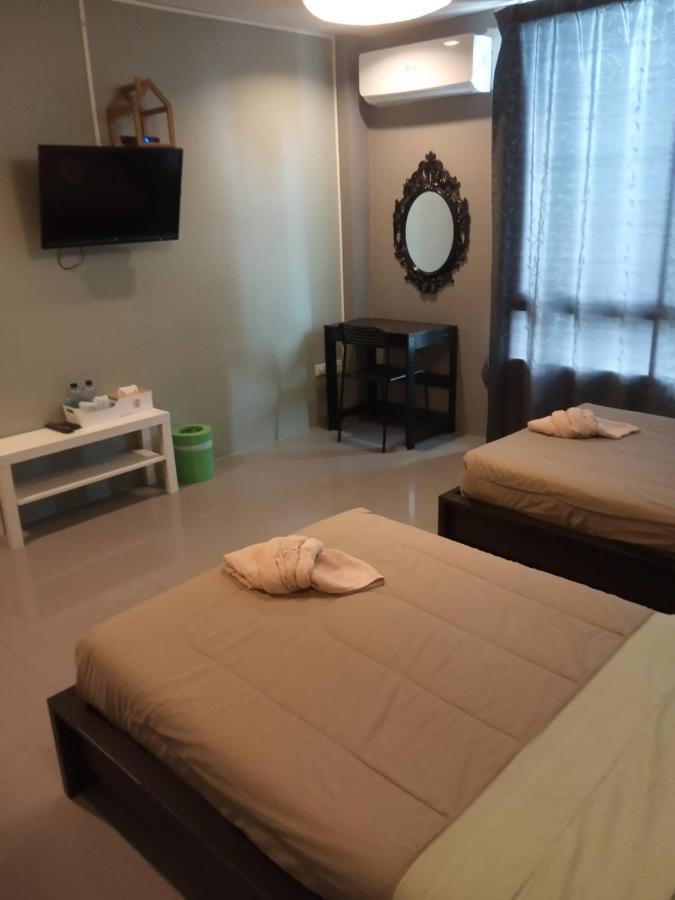 White Monkey Guesthouse Phetchaburi Bagian luar foto