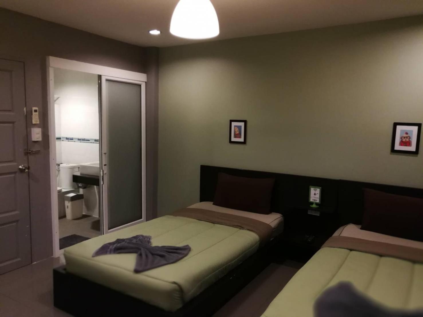 White Monkey Guesthouse Phetchaburi Bagian luar foto