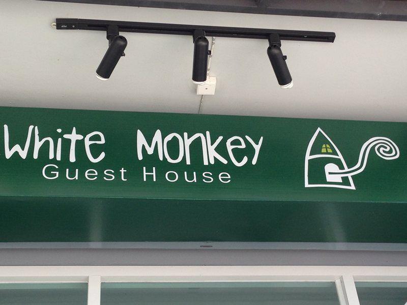 White Monkey Guesthouse Phetchaburi Bagian luar foto