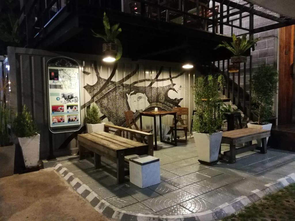 White Monkey Guesthouse Phetchaburi Bagian luar foto