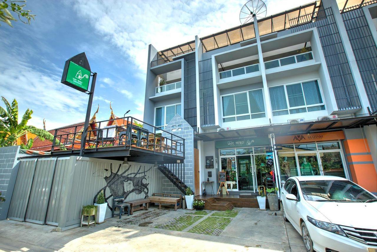 White Monkey Guesthouse Phetchaburi Bagian luar foto