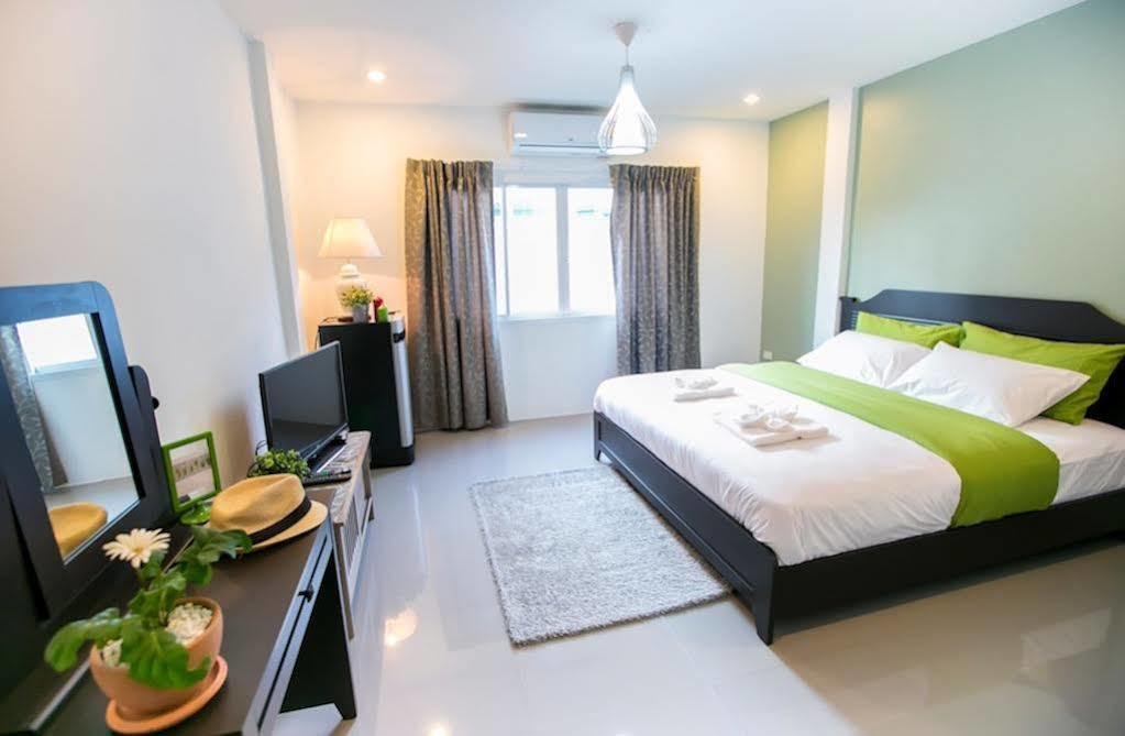 White Monkey Guesthouse Phetchaburi Bagian luar foto