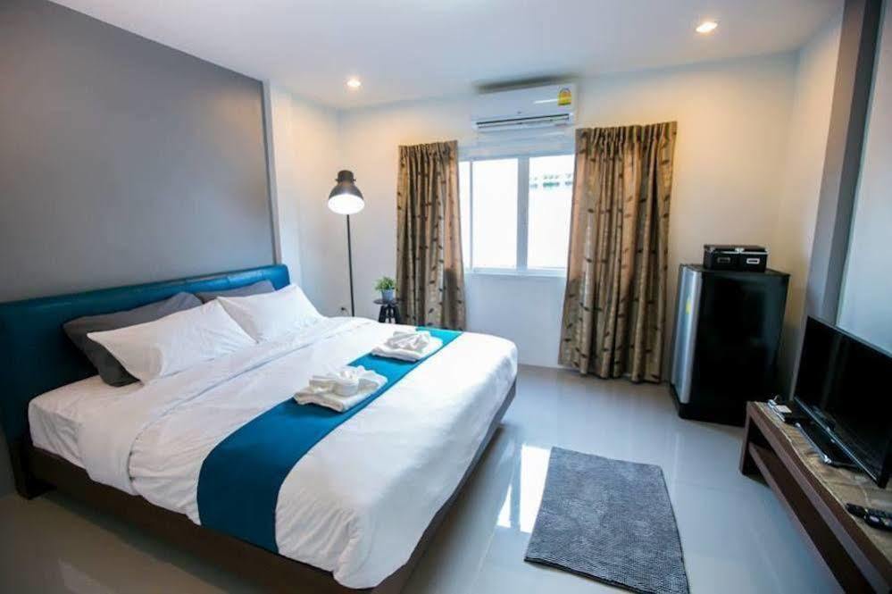 White Monkey Guesthouse Phetchaburi Bagian luar foto