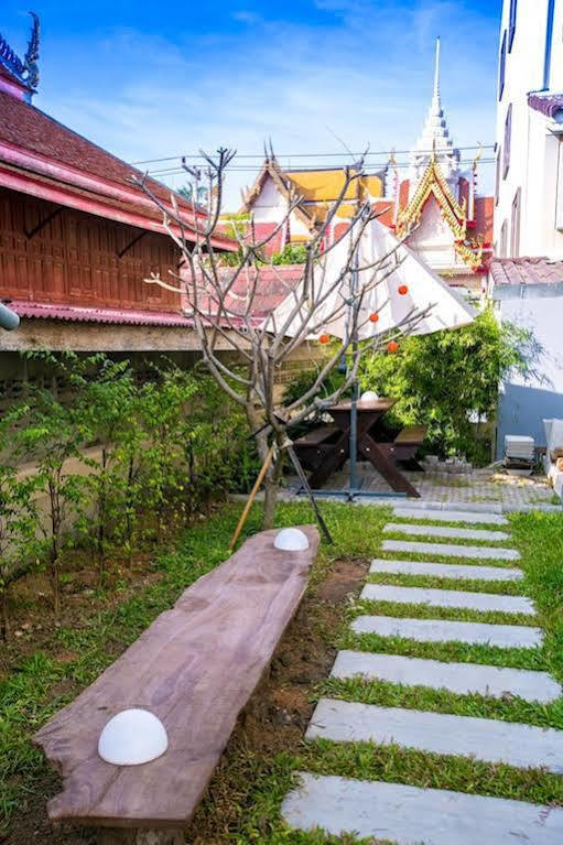 White Monkey Guesthouse Phetchaburi Bagian luar foto